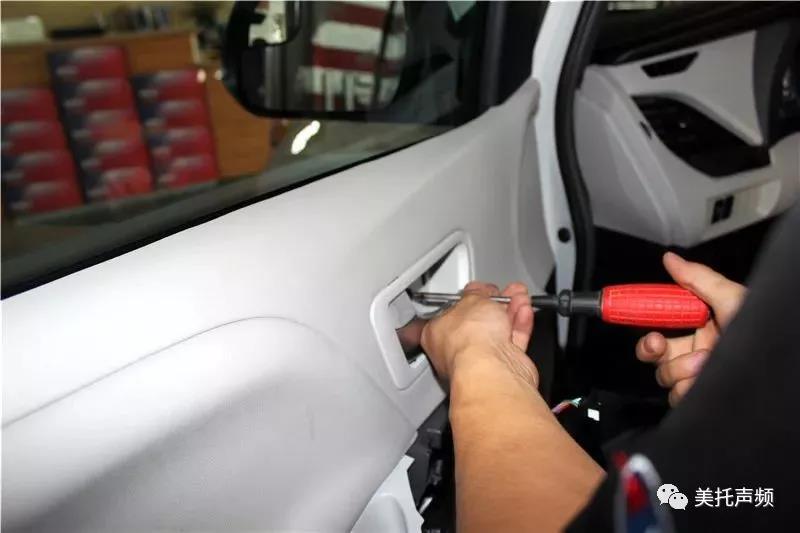 能唱不行，還要會唱-車改坊武漢店為豐田塞納汽車音響升級德國ETON