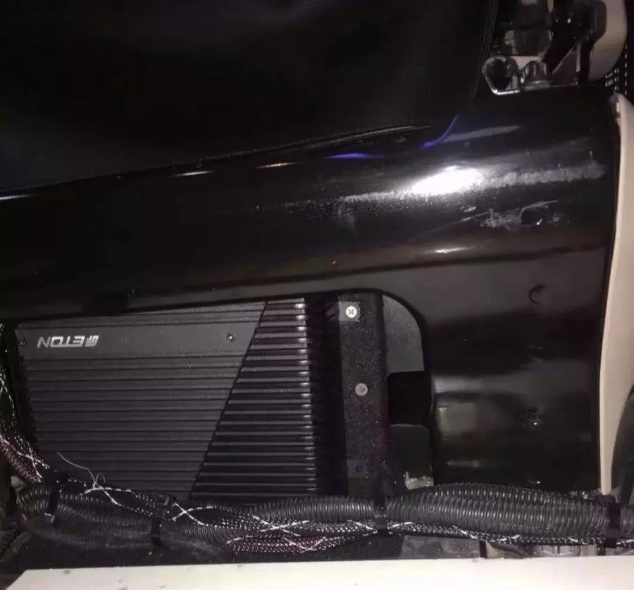 一臺ETON MINI300.2功放就搞定？-看車改坊佛山店這輛奔馳商務如何操作