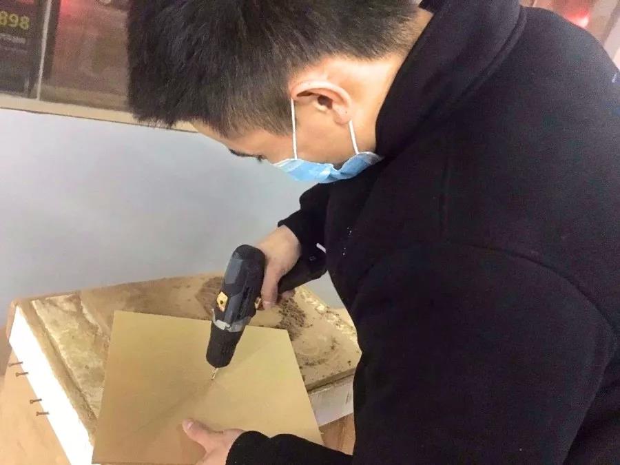 一臺ETON MINI300.2功放就搞定?-看車改坊佛山店這輛奔馳商務如何操作