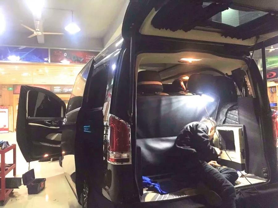 一臺ETON MINI300.2功放就搞定?-看車改坊佛山店這輛奔馳商務如何操作