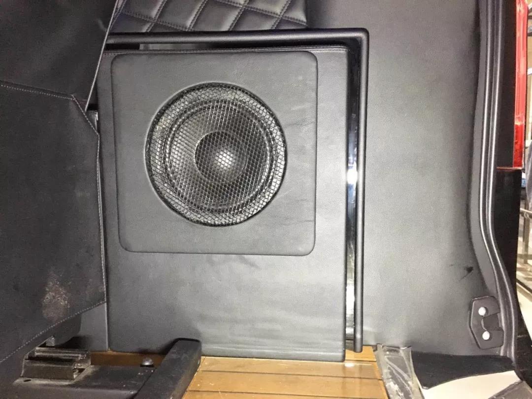一臺ETON MINI300.2功放就搞定?-看車改坊佛山店這輛奔馳商務如何操作