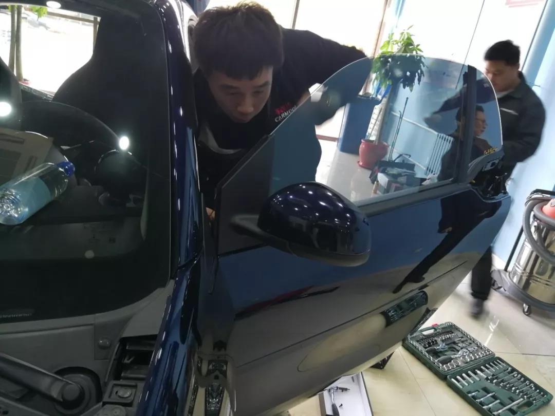 一臺超薄低音炮來點亮全場！新款SMART這波升級車主很滿意