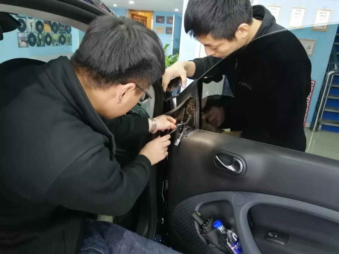 一臺超薄低音炮來點亮全場！新款SMART這波升級車主很滿意