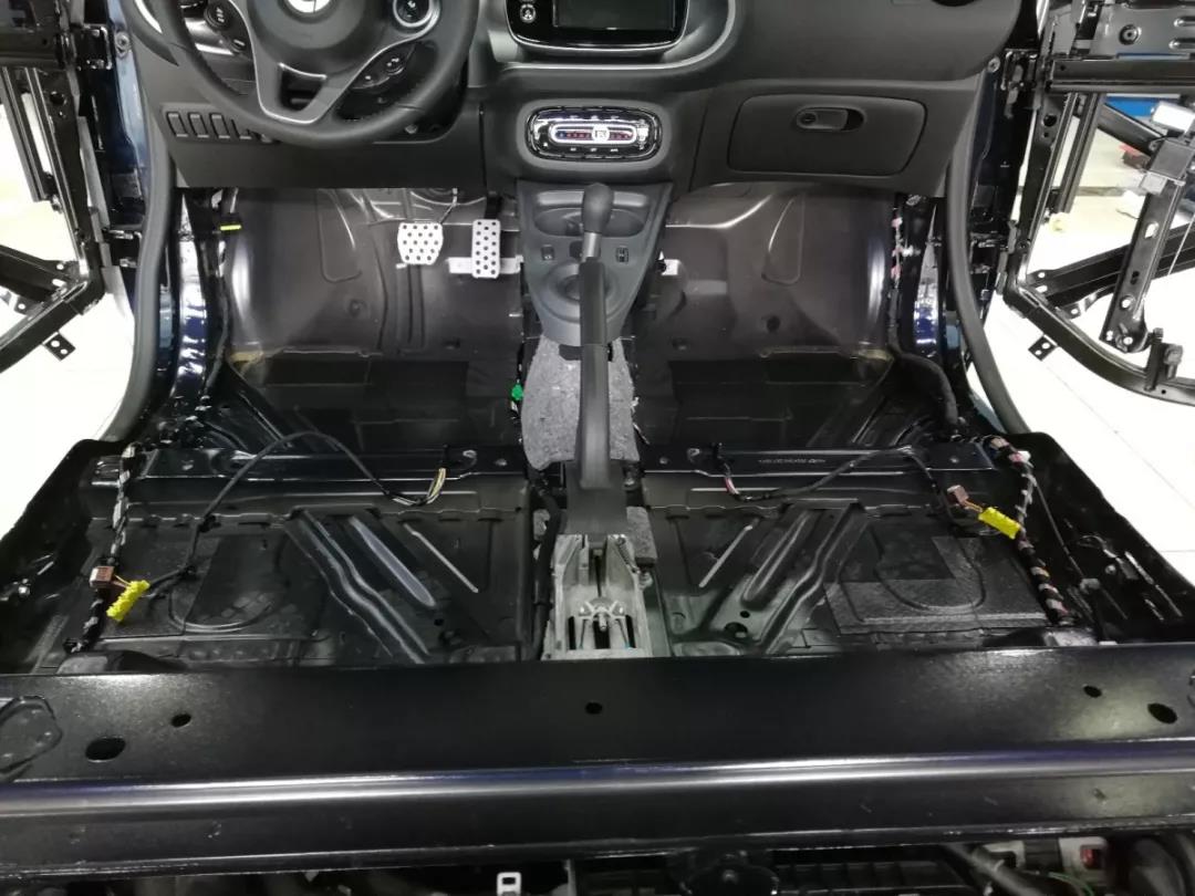 一臺超薄低音炮來點亮全場！新款SMART這波升級車主很滿意