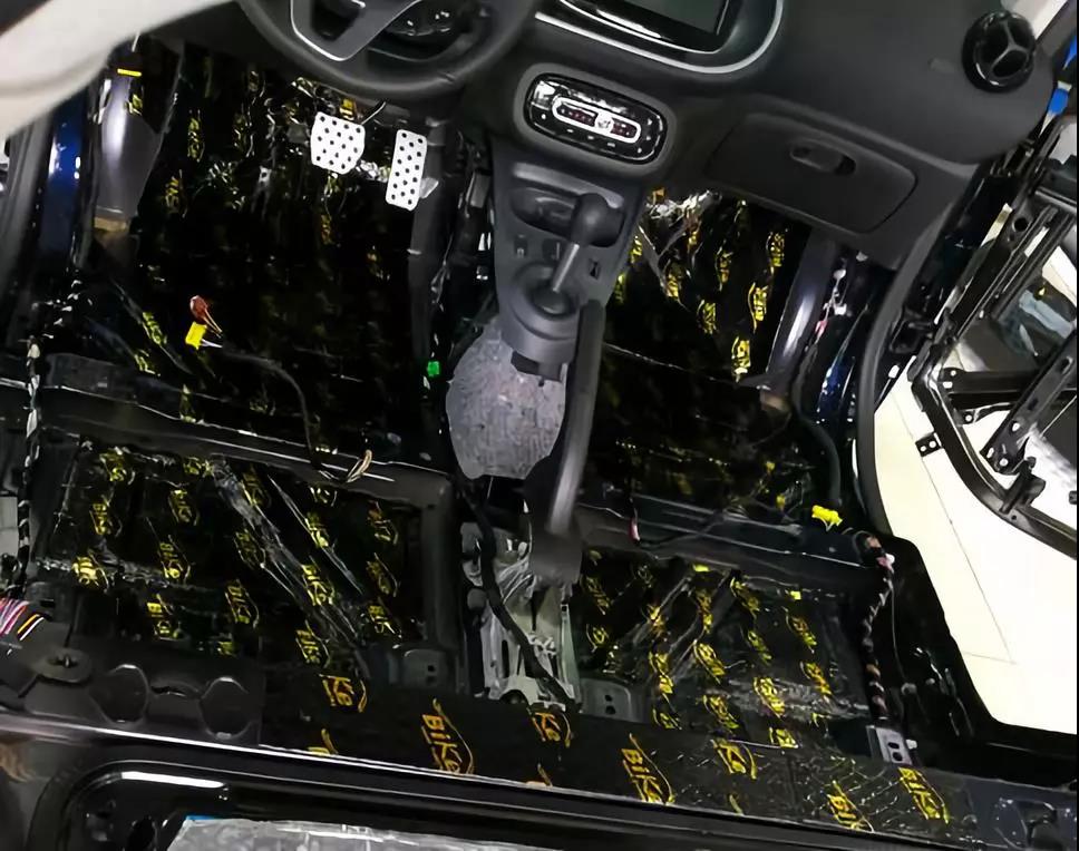 一臺超薄低音炮來點亮全場！新款SMART這波升級車主很滿意