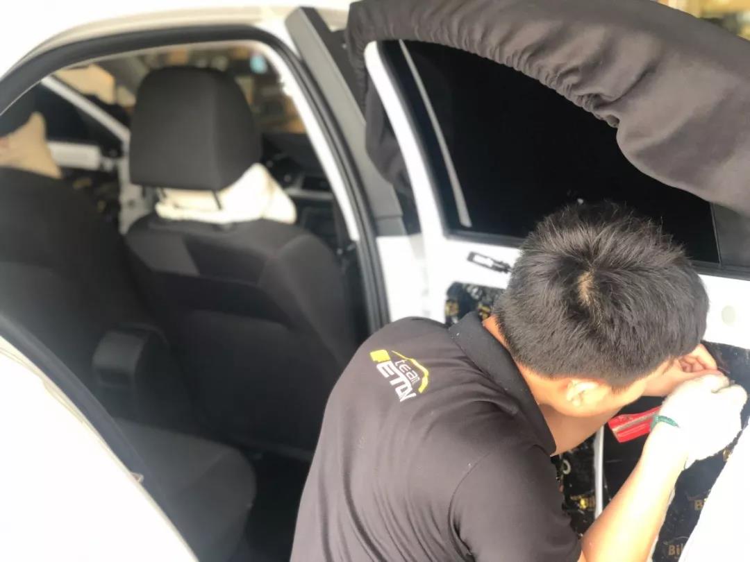 美女也玩改裝？大眾寶來汽車音響升級德國ETON、美國霸克