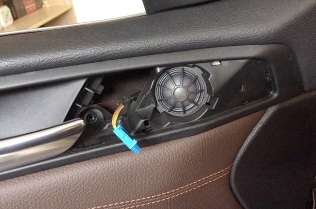周末小放松 車改坊汽車影音連鎖寶馬X4無損升級