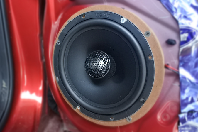 大能四門隔音助陣日產騏達無損換裝美國霸克DX650和CX650