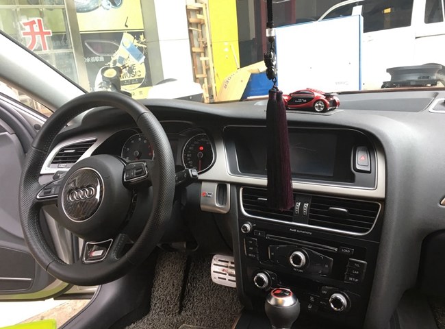 別睡了起來high 車改坊汽車影音連鎖奧迪A4改裝