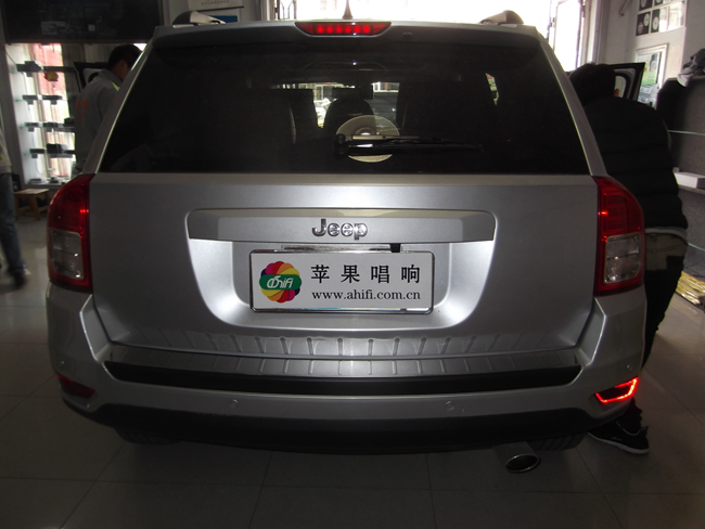一套喇叭的滿足 大連蘋果唱響吉普指南者改裝德