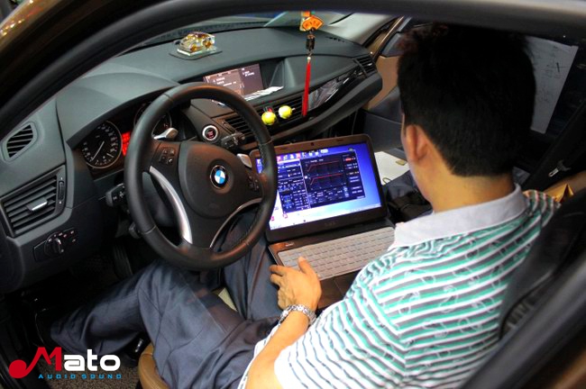 車主坐在副駕駛上親自聆聽自己愛車音響系統聲音的轉變過程